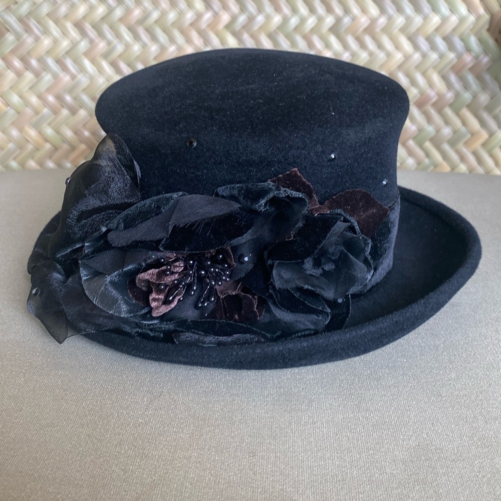 BLACK LOUISE GREEN FLORAL HAT👒🎩🧢🌼🪷🪻🌻🥀🌷💐🌸🌹🌺🖤
